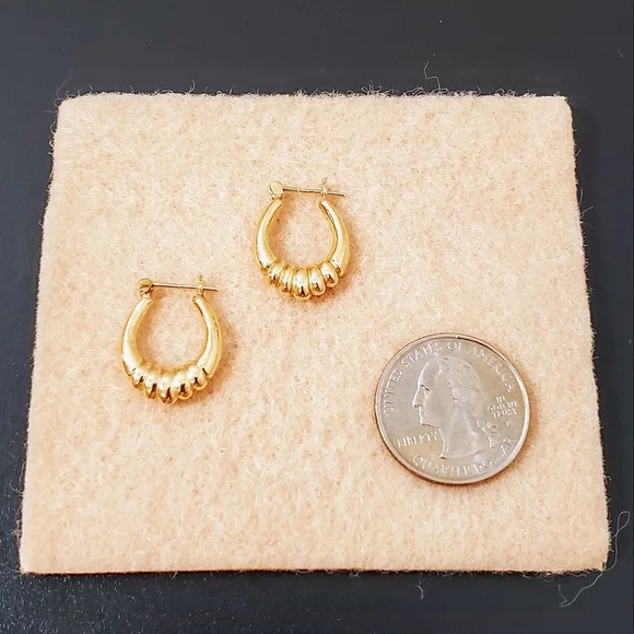Scalloped Oval Ribbed Huggie Hoop Earrings - 14k Yellow Gold - Vintage